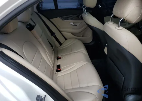 2017 Mercedes-Benz C 300 z USA, uszkodzony, nr VIN 55SWF4JB6HU218729